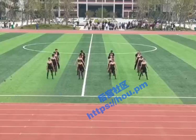 长江大学文理学院运动会 学生表演穿着暴漏引发网友热议