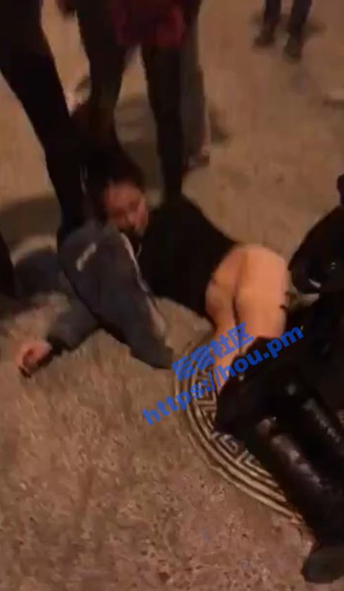 湖北武汉某大学女生遭社会人士霸凌 马路实施拖行脱衣全身赤裸 被欺凌的不敢动弹