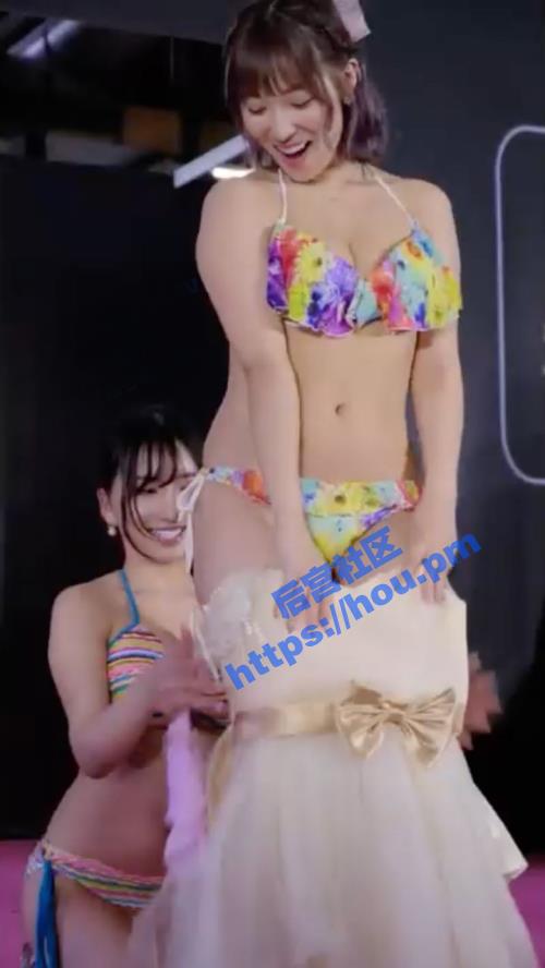 台湾AGA成人动漫电玩展 各种类型美女性感脱衣走秀 台妹还是玩的开