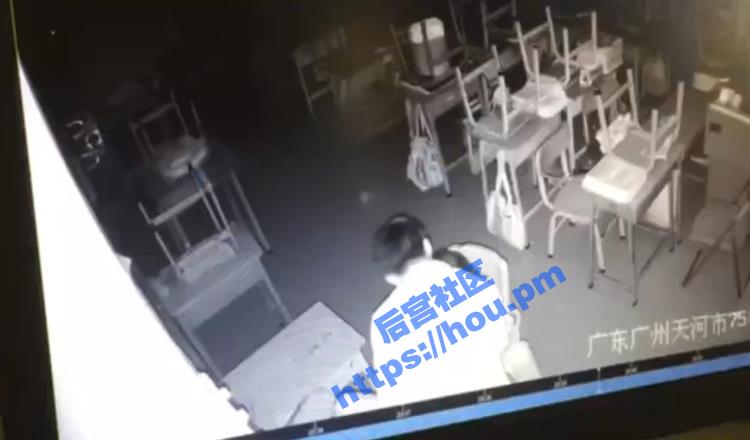 广州第七十五中 学生情侣教室激战 被躲在角落打王者的同学吓成阳痿