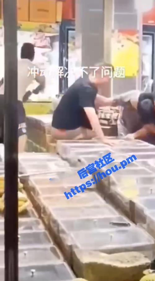 网传湖南湘潭小混混带人砸店 结果被老板和店员们反杀事件