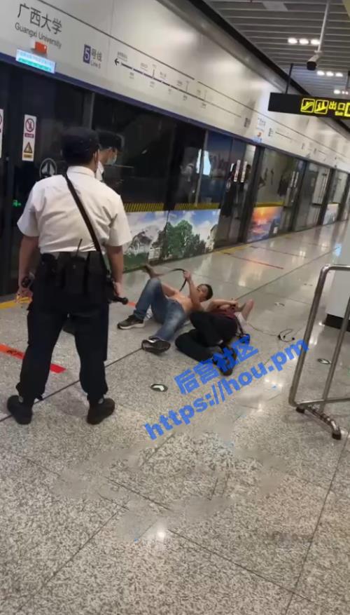 广西南宁地铁 美女工作人员遭遇醉酒男子当众强奸 未遂后被警务人员带走