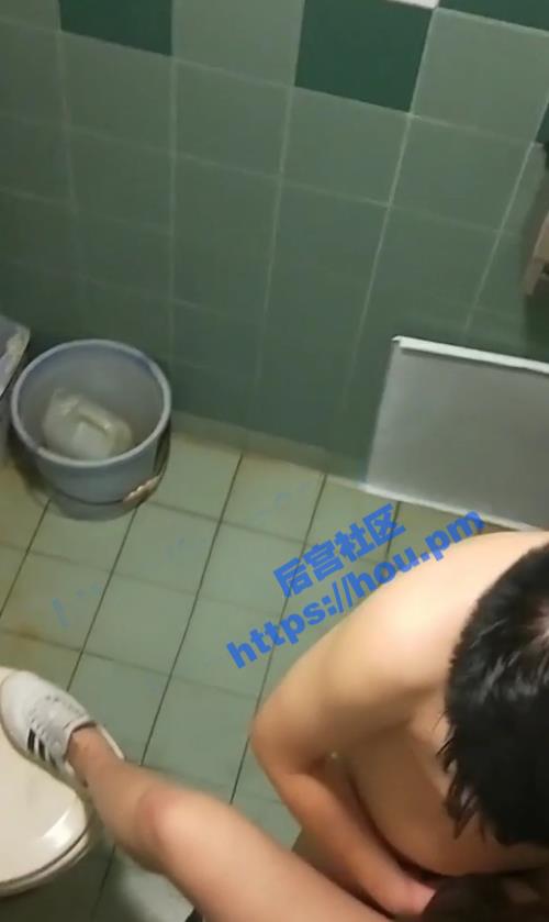 香港网友去尿尿 正巧拍到香港情侣厕所啪啪 脱光光坐马桶上操
