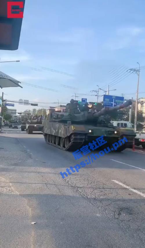 韩国正在为冲突做准备 市民拍到军备现场 坦克队伍直接从马路通过