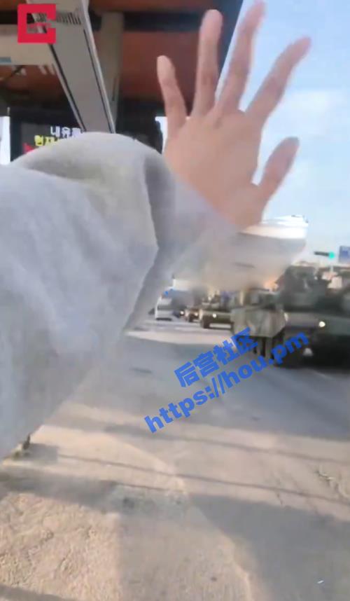 韩国正在为冲突做准备 市民拍到军备现场 坦克队伍直接从马路通过